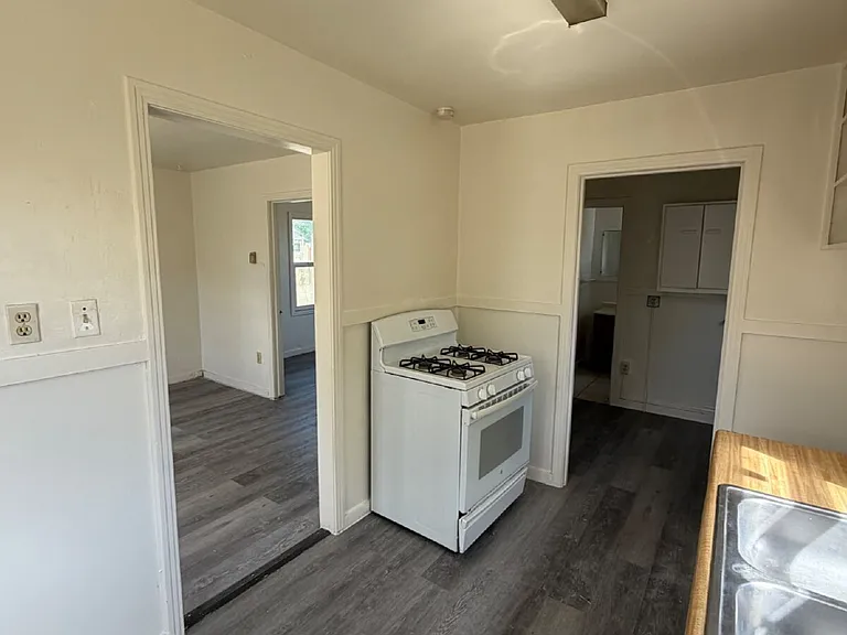 1089 E 21st St #4 — Photo 3
