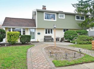 42 Ribbon Ln, Wantagh, NY 11793