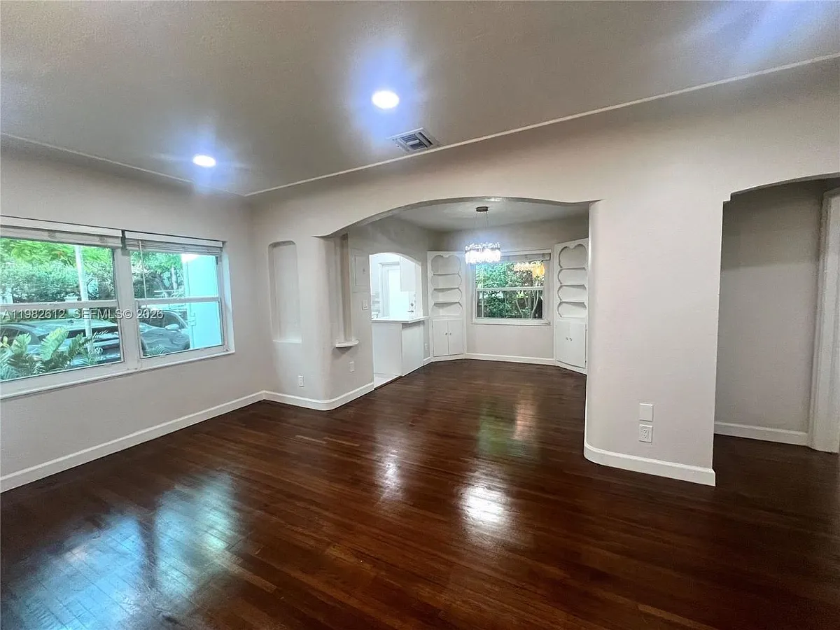 Building Photo - 1900 Tigertail Ave #1