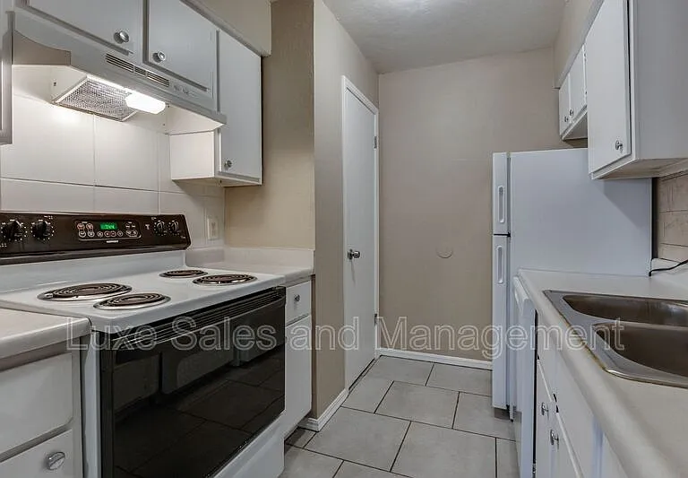6026 Nw Expy #C — Photo 14
