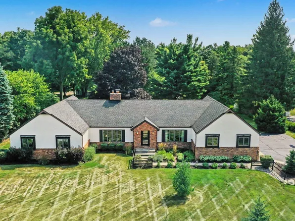 8569 Roundhill Ct, Saline, MI 48176