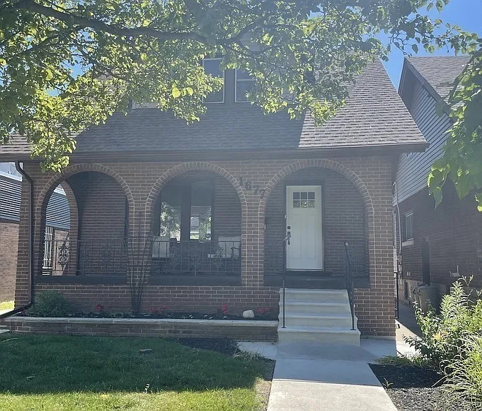 1677 Victoria Ave — Photo 1