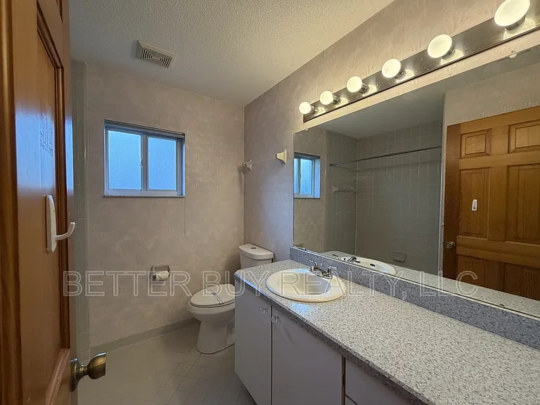 81 Boston Ln — Photo 23