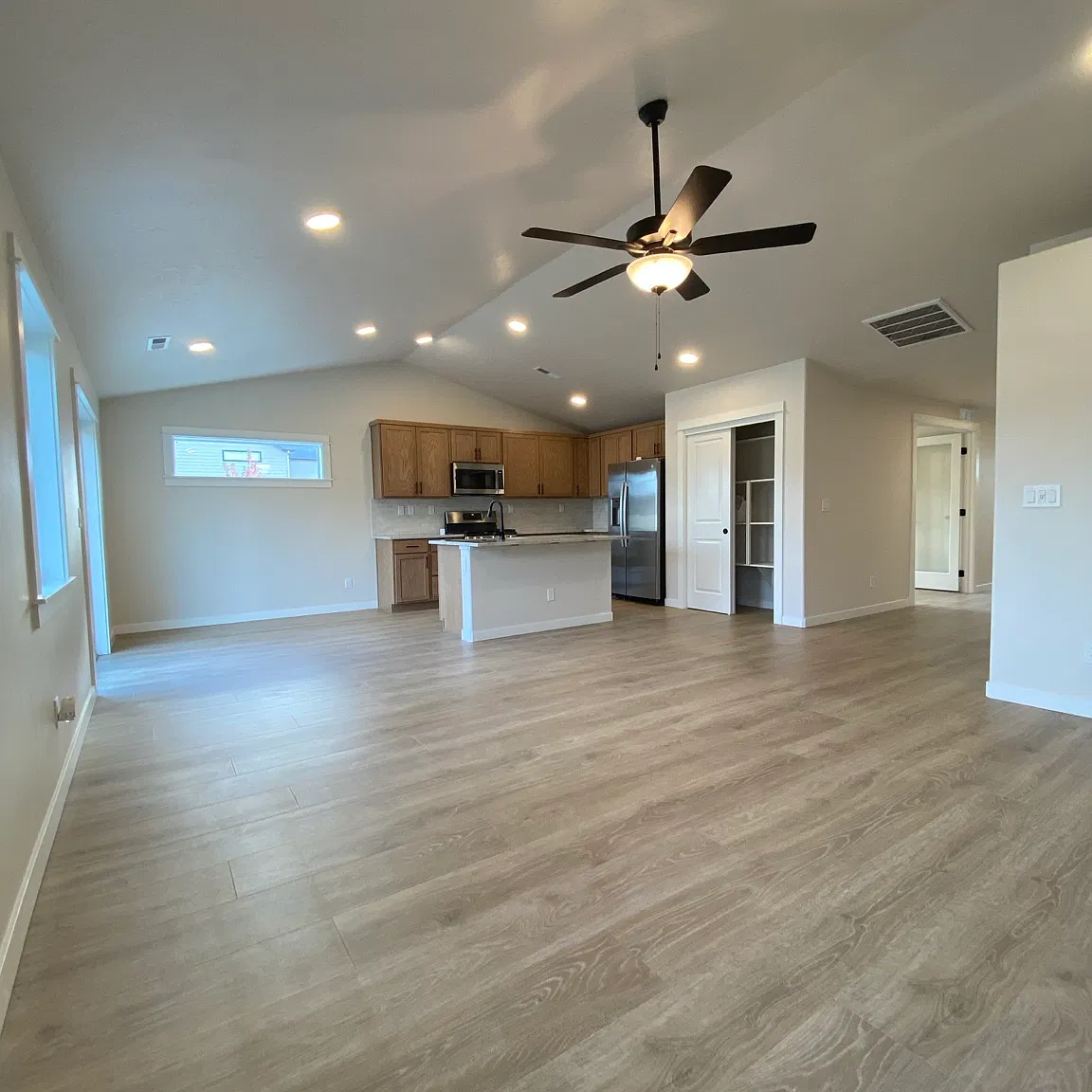 3 bed, 1408 sqft, $2,295 — Photo 3