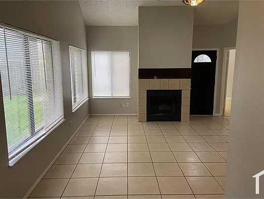 4 bed, $2,000 — Photo 1