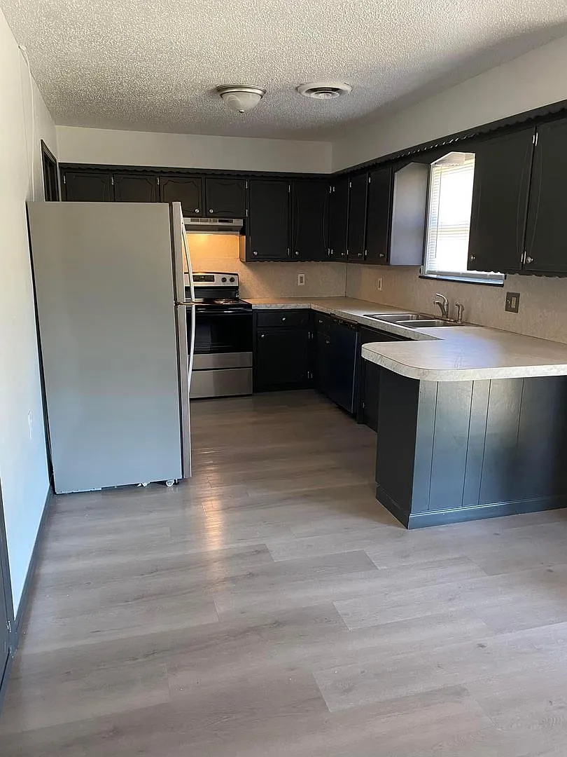 1618 Se Clover Ln- Now Available! — Photo 3