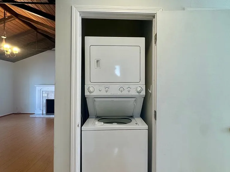 Check out this cozy 2-bedroom, 1-bathroom apartment located in the heart of Mountain View! — Photo 12