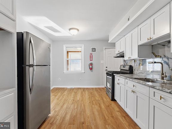 5th image of 129 Brown St