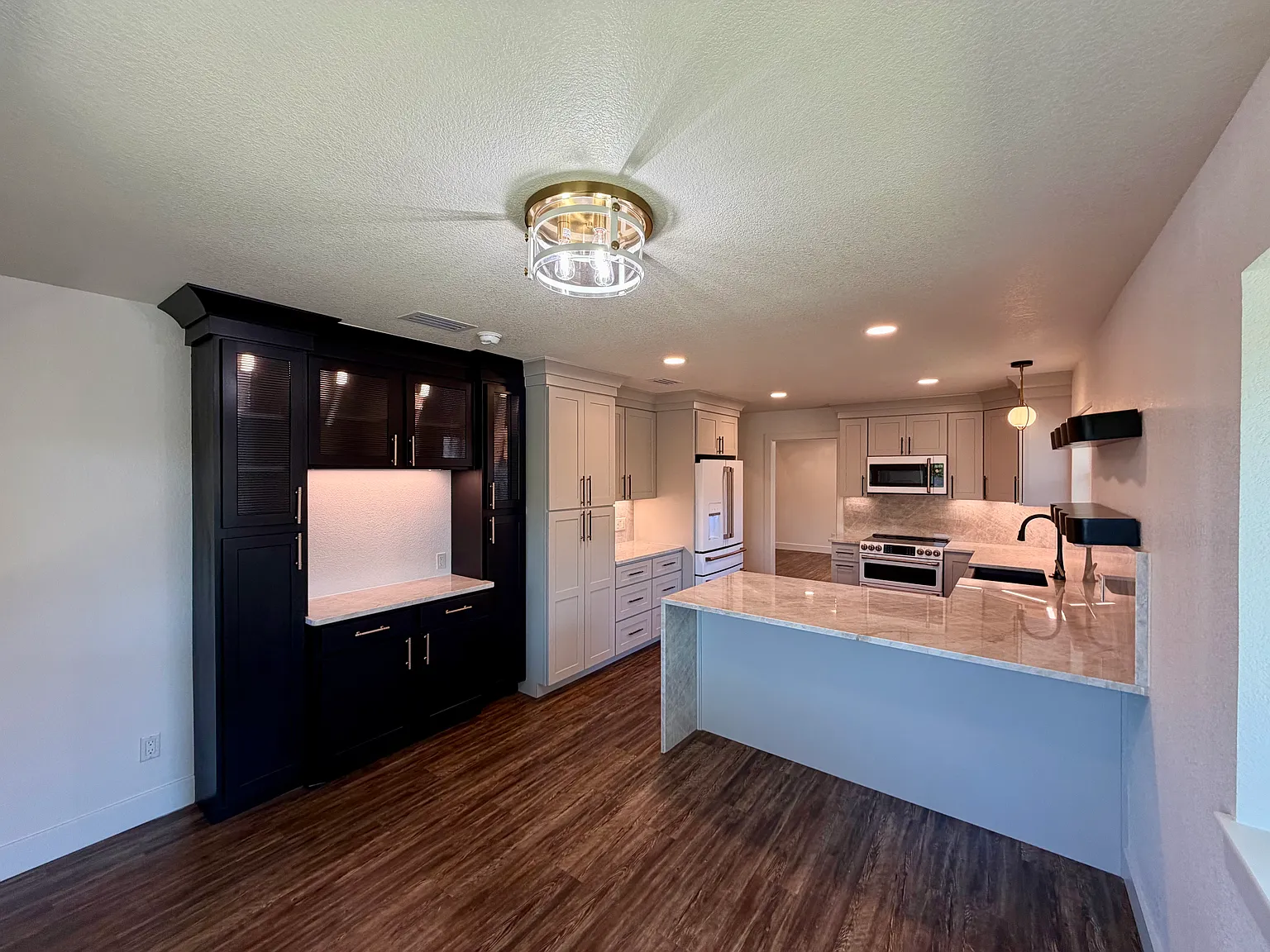 4 bed, 2652 sqft, $4,495 — Photo 4