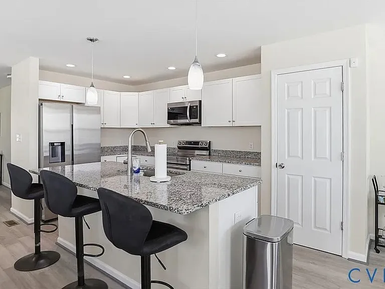 3901 Lighthouse Ln — Photo 2