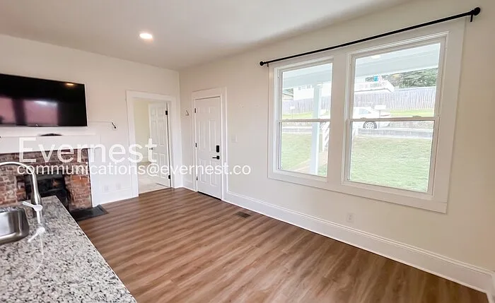3646 Crompton St — Photo 7