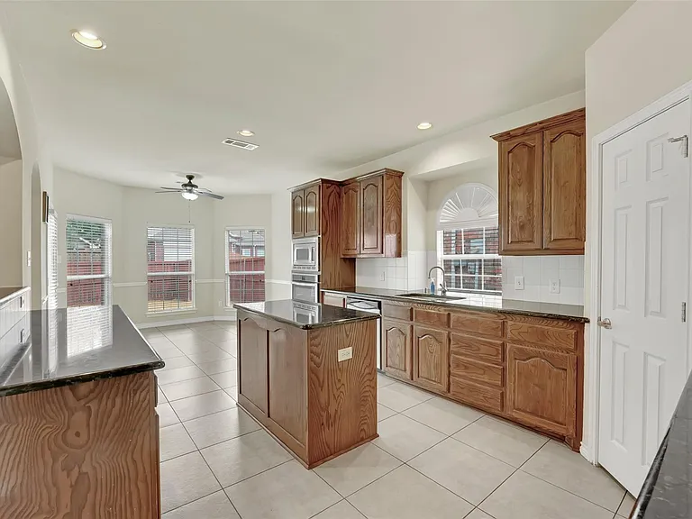 10438 Coach House Ln — Photo 6
