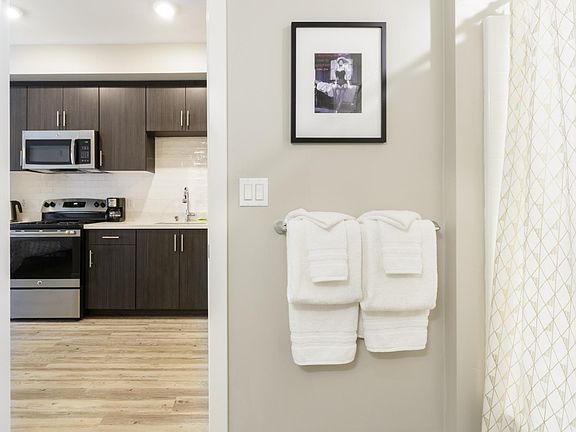5th image of 606 W Date St W #403