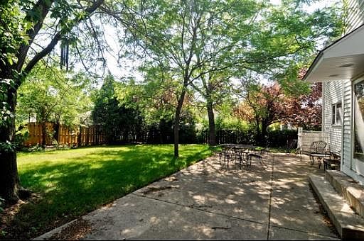 2nd image of 211 W Plum Grove Cir