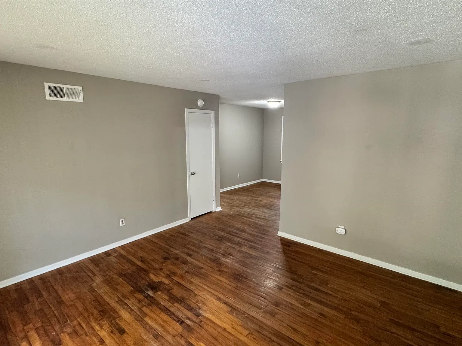 2 bed, 1.0 bath, 1802 sqft, $1,300 — Photo 2