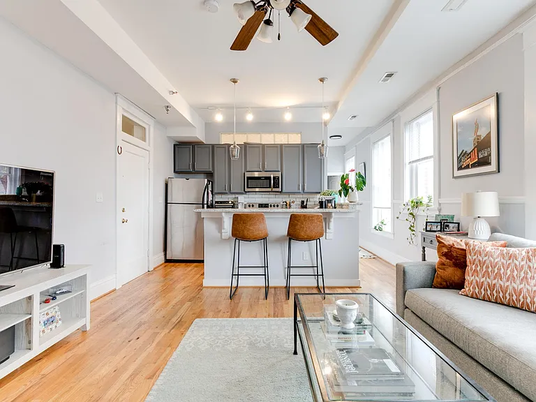 1301 Porter St #301 — Photo 3