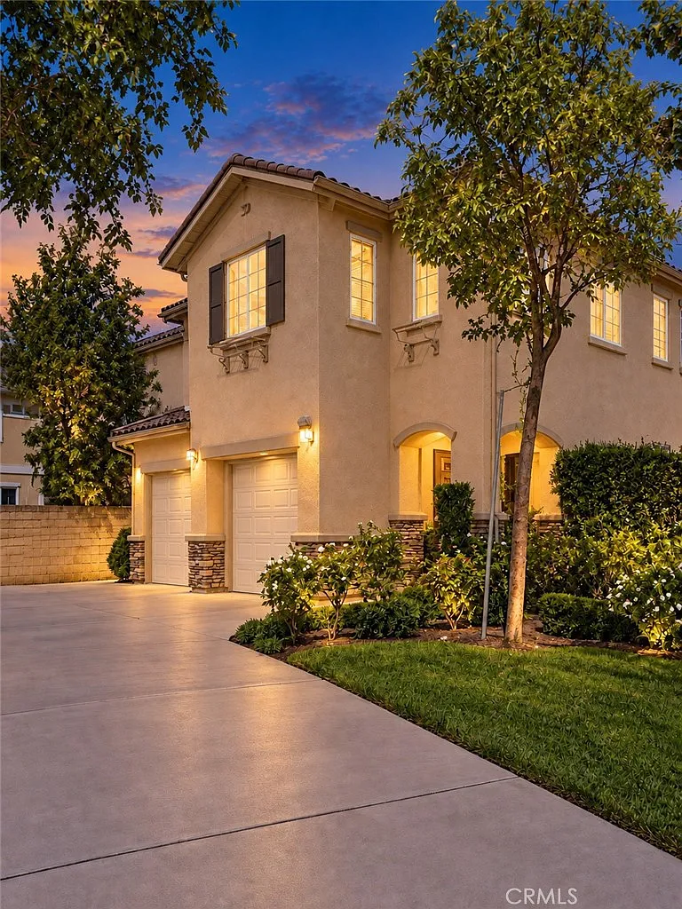 3 bed, 2.5 bath, 2039 sqft, $4,995 — Photo 1