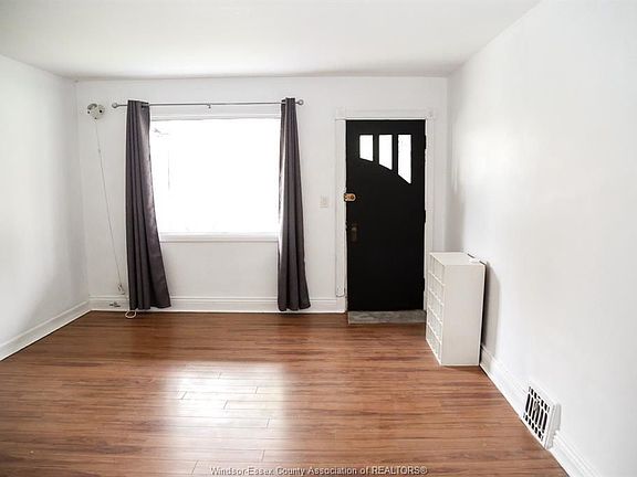 3rd image of 3164 Wyandotte St W