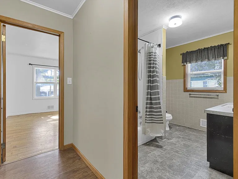535 Wallace St — Photo 7
