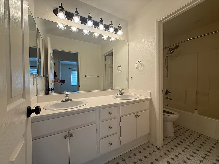 1357 Burgundy Dr — Photo 23