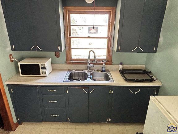 2nd image of 330 Pine St