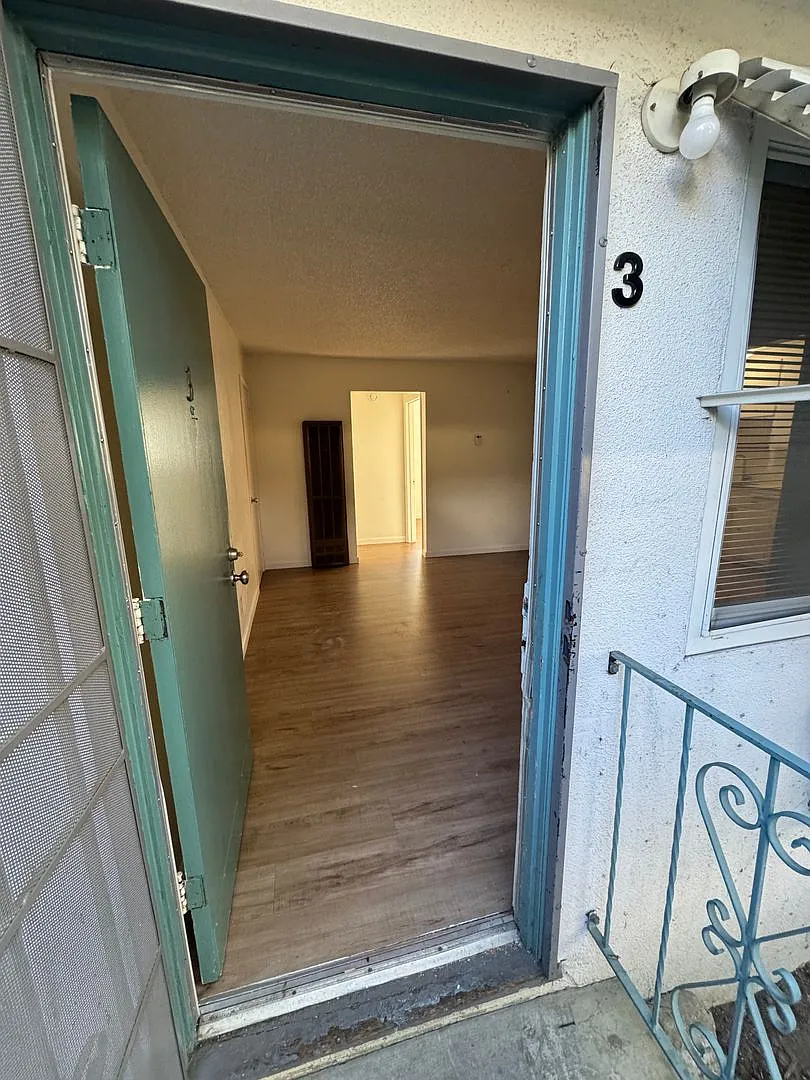 2727 V Street - Apts — Photo 3