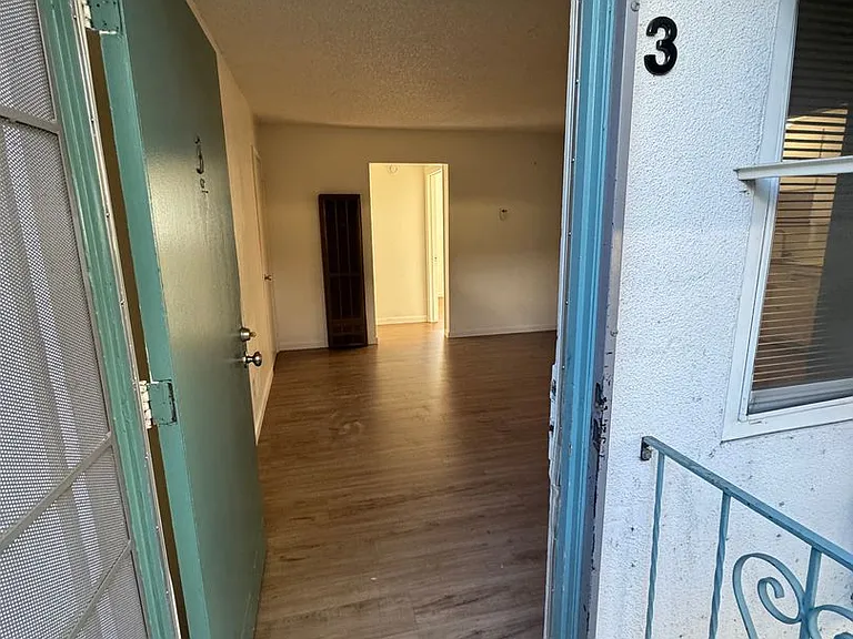2727 V Street - Apts — Photo 3