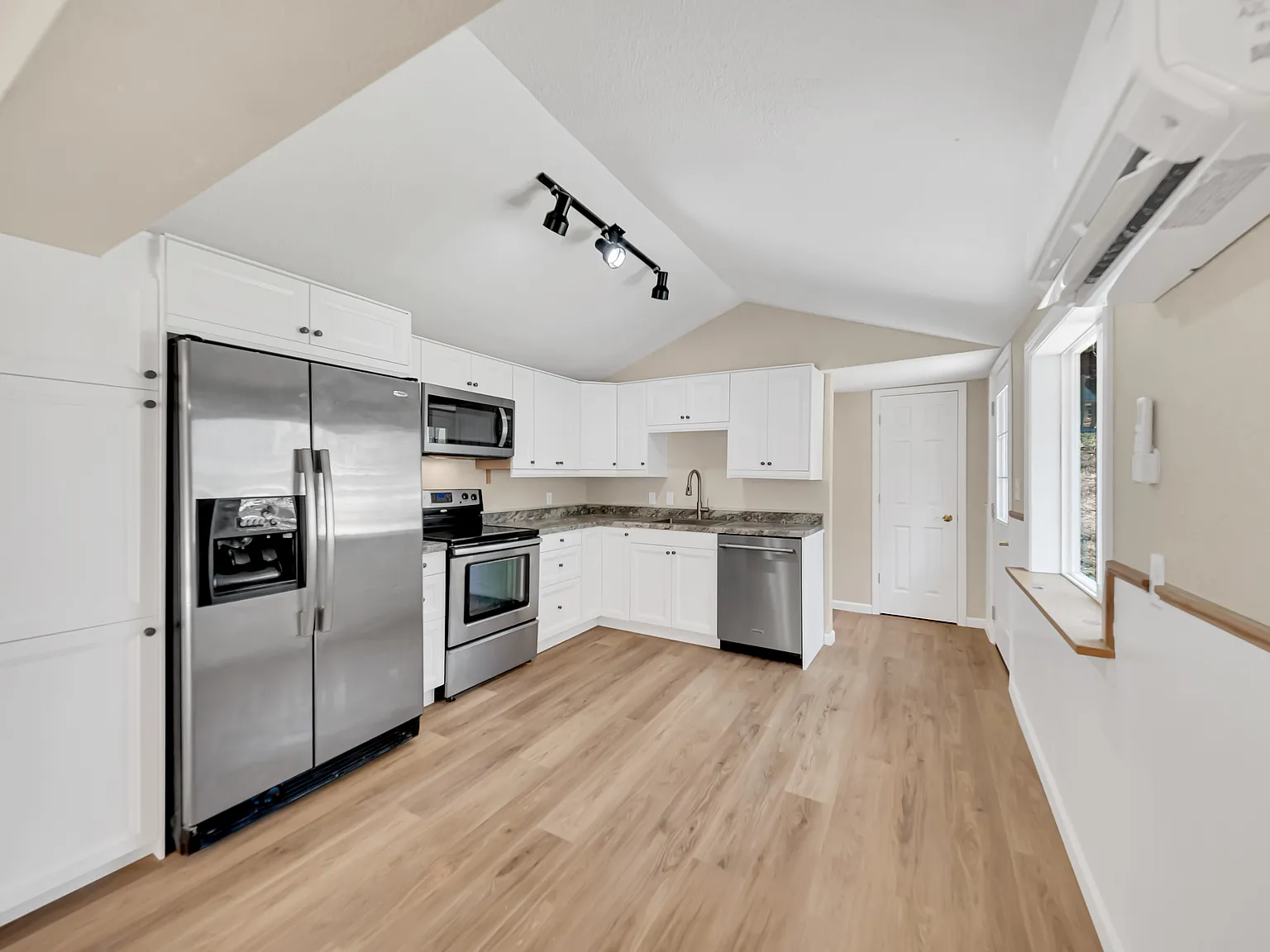 3 bed, 1.5 bath, 1496 sqft, $2,100 — Photo 4