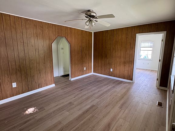 3rd image of 8 Hood Cir