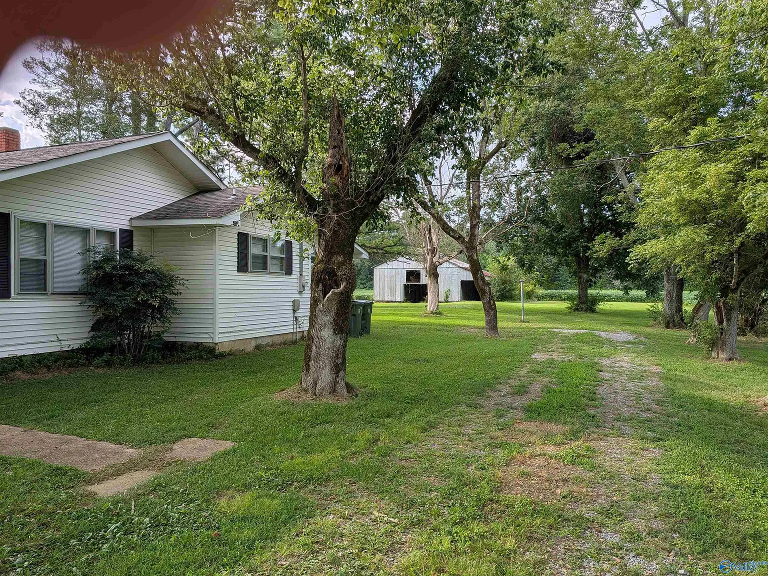 3 bed, 1.0 bath, 1500 sqft, $1,200 — Photo 2