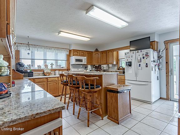 2nd image of 136 Oakridge Dr