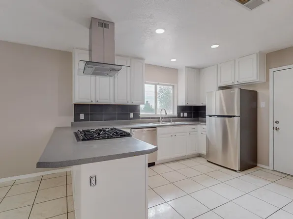 2 Senorita Ct, Los Lunas, NM 87031