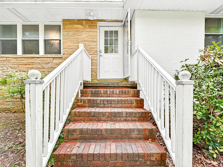 102 Nottingham Ln — Photo 30