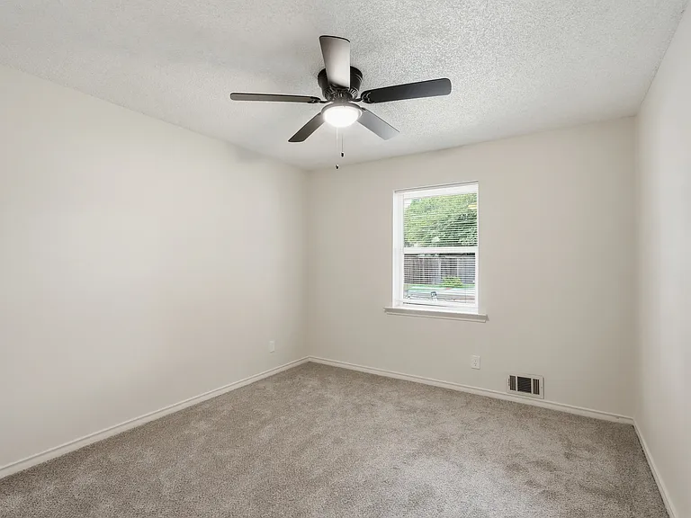 910 Worcester Ln — Photo 17