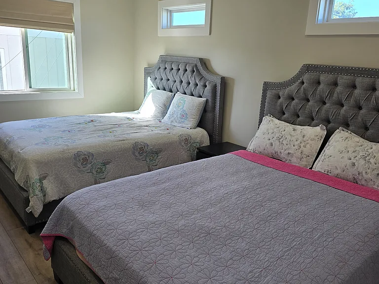 Bdrm 3 with 2 queen-size beds (Sealy Posturepedic)