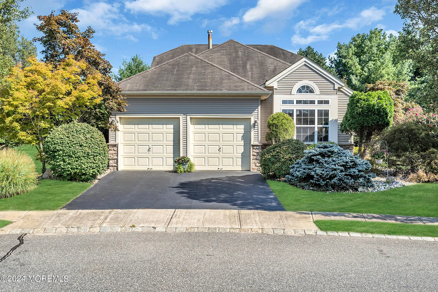 16 Henley Circle photo 1