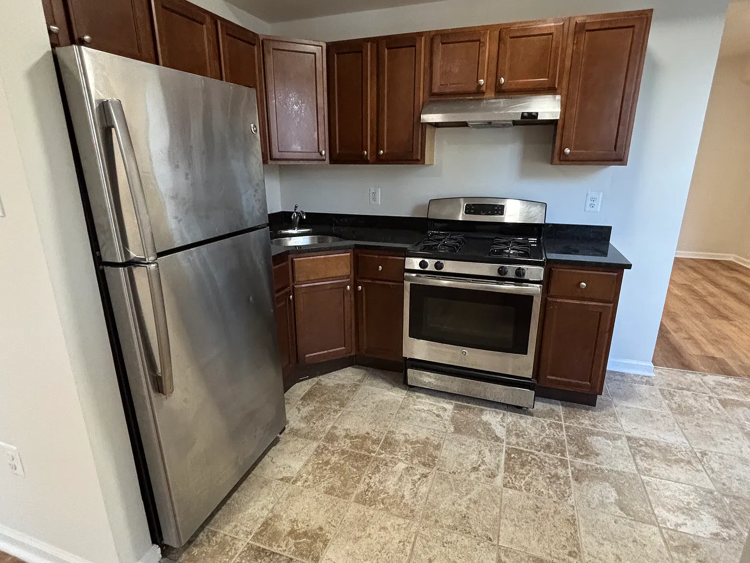 2 bed, 1000 sqft, $2,604 — Photo 3
