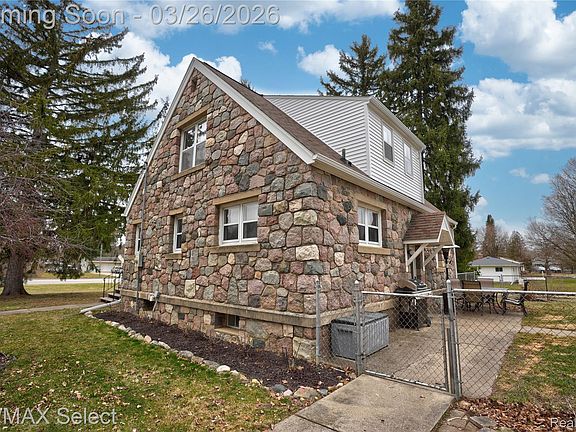 4th image of 3360 N Elms Rd