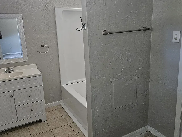 Rosewood Dr — Photo 4