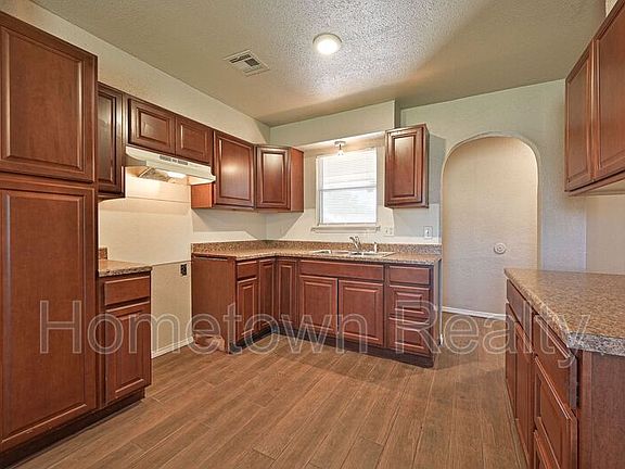 3rd image of 629 Lloyd Ave