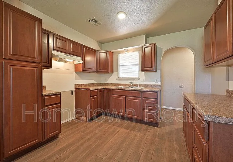 629 Lloyd Ave — Photo 3