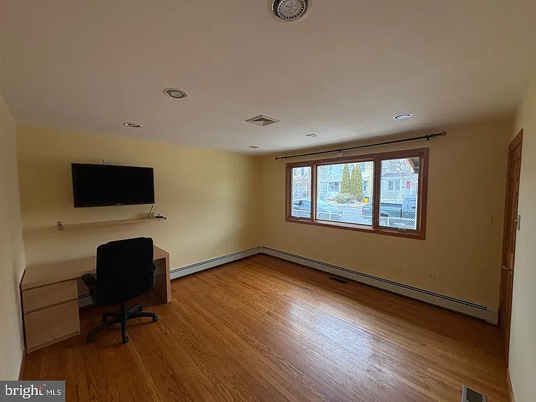 1040 Indiana Ave — Photo 8
