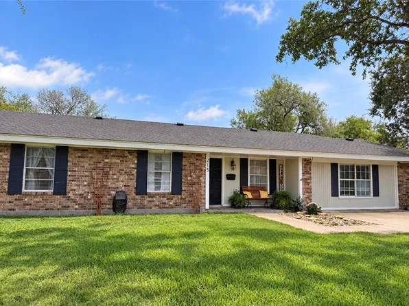 215 N Pasadena Dr, Kingsville, TX 78363