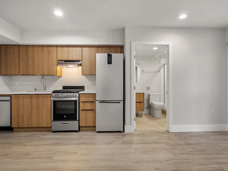 11516 Victory Blvd — Photo 47