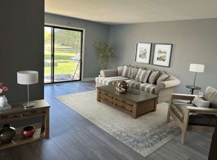 677 Cross Creek Dr #AA, Roselle, IL 60172