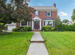 96 Newmarket Rd, Garden City, NY 11530