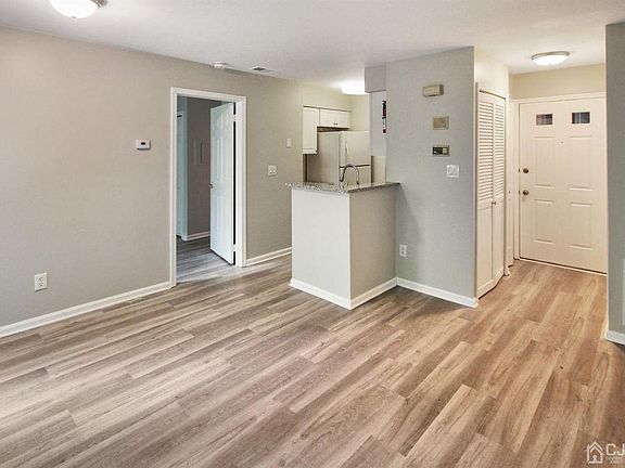 5th image of 90 Longfield Ct