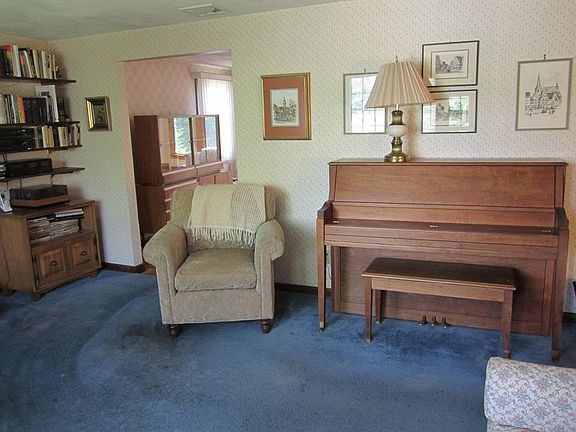 3rd image of 10 Cayuga Cir