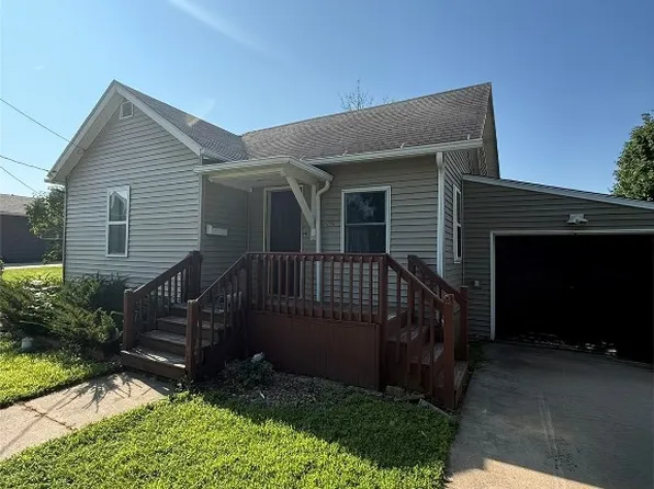 806 E 5th St, Vinton, IA 52349