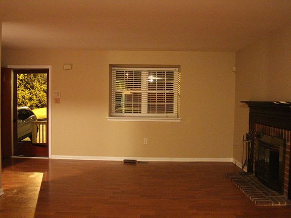 Living Room with Bay Window and Entrace